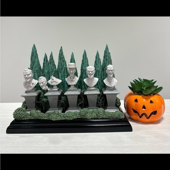 NIB Disney’s Limited, edition SO haunted mansion, light up and sing figurines - Picture 3 of 10